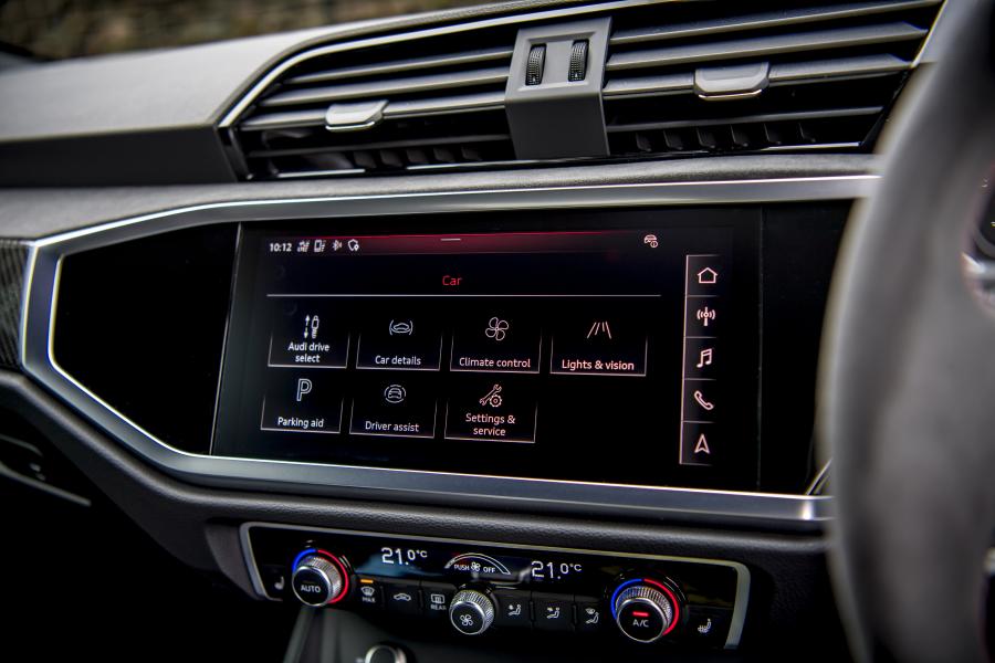 Детали интерьера Audi RS Q3 2019 года  (UK) (фото 63 из 63)